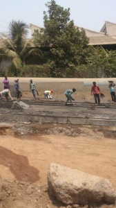 写真２：道路工事をする人たち