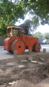 写真３：道路工事に使われる機械